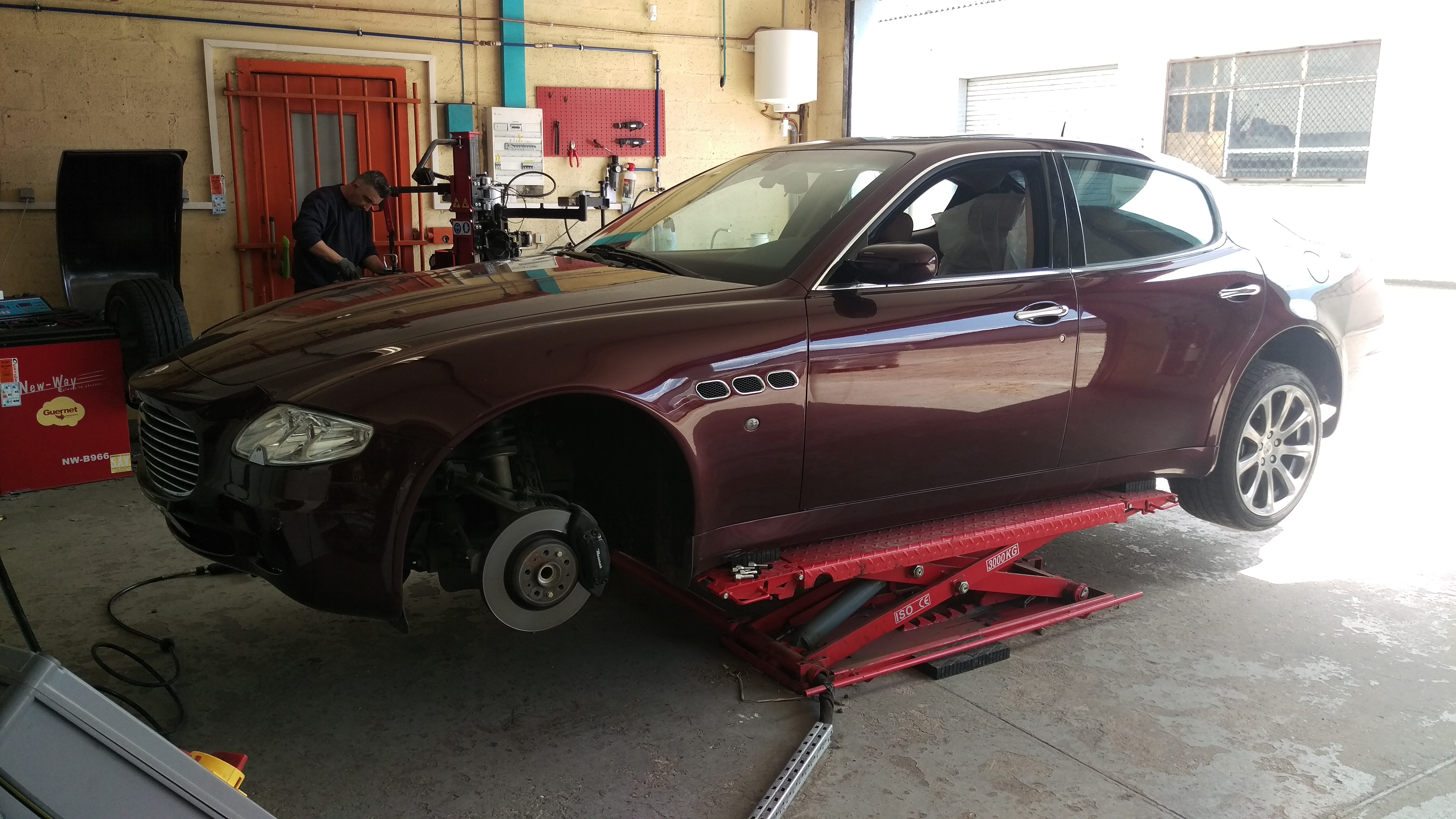 nos-services-particuliers voiture montée sur plateau afin de changer ses roues